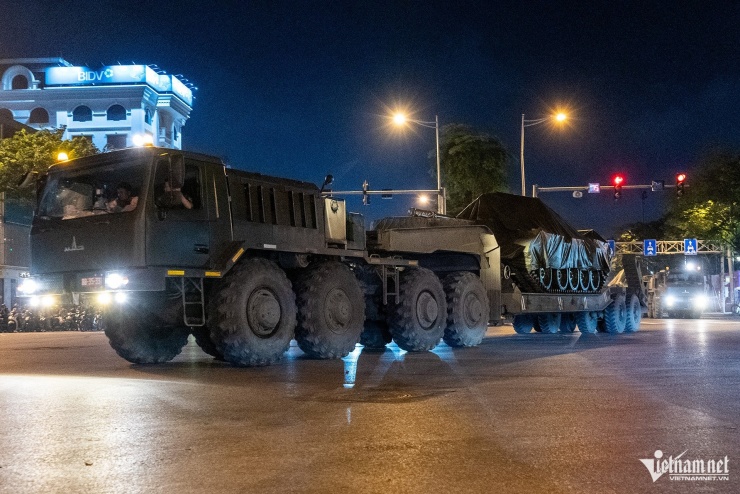 Xe, pháo quân sự tiếp tục hành quân về trung tâm Hà Nội - 9