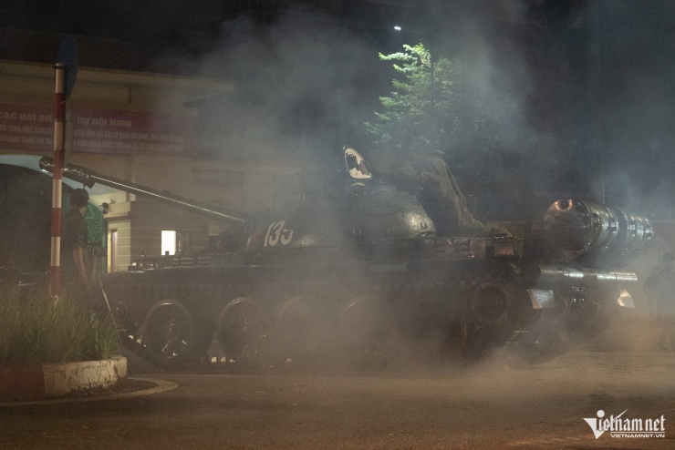 Xe, pháo quân sự tiếp tục hành quân về trung tâm Hà Nội - 12