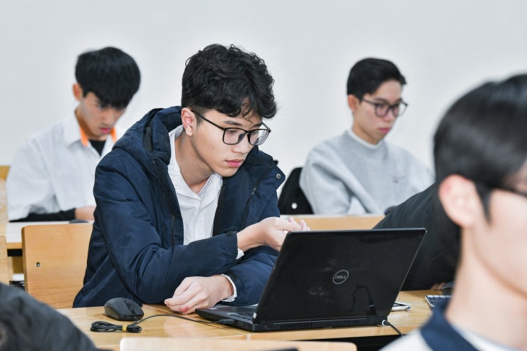 Thí sinh thi đánh giá tư duy đợt 1 do Đại học Bách khoa Hà Nội tổ chức năm 2025. Ảnh: BKHN