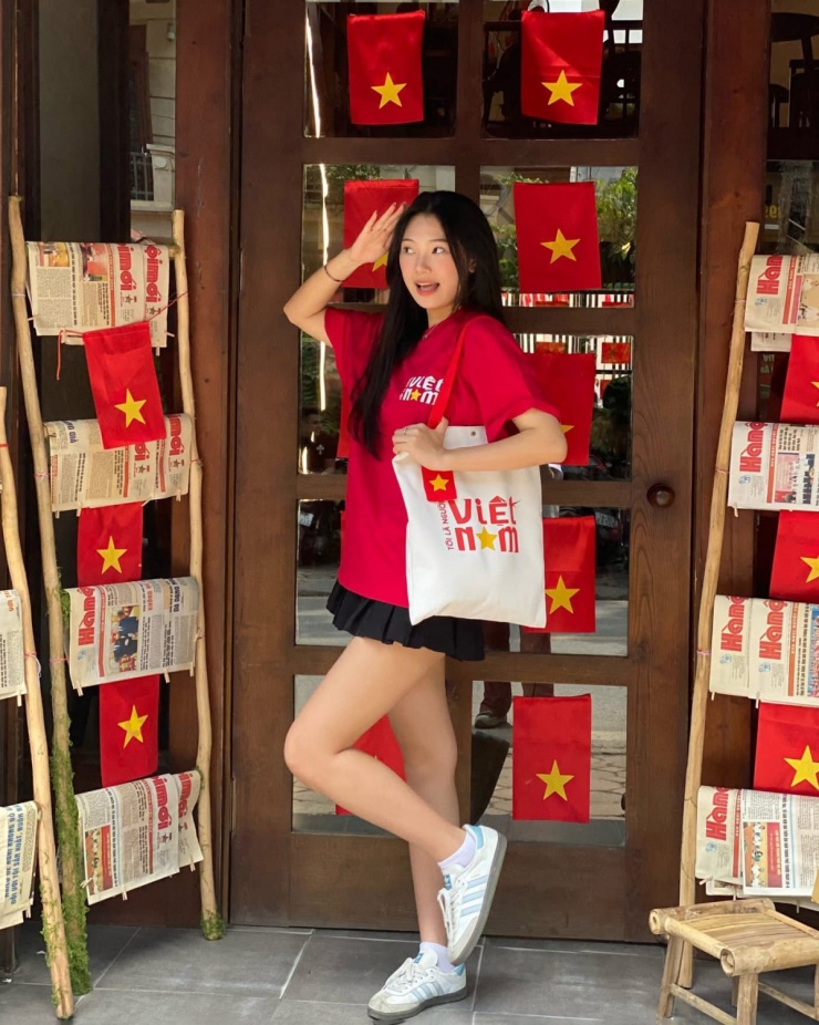 Khi gõ các từ khóa 'Áo yêu nước', 'Áo Quốc khánh 2/9', 'Áo cờ đỏ sao vàng'... thu được hàng chục nghìn kết quả trên TikTok. Không ít mặt hàng trong đó đã có cả trăm nghìn lượt bán. Nhiều bạn trẻ cho biết, họ sắm áo để đi chụp hình, trong không khí đón Tết Độc lập cùng cả nước.