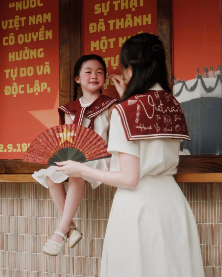 Nhiều thiết kế đồ đôi cho mẹ và bé hay trang phục cho trẻ em cũng được yêu thích Một thương hiệu cho biết chỉ trong thời gian ngắn, họ bán được 2.500 combo bắt trend này. Ngoài việc giúp giới trẻ thể hiện tình yêu quê hương, các mẫu trang phục, phụ kiện còn có màu sắc, kiểu dáng 'ăn hình', tạo nên những bức ảnh bắt mắt.