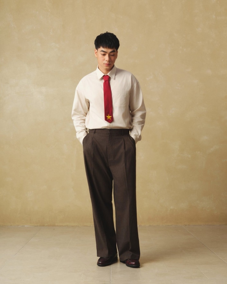Trang phục cho nam giới không đứng ngoài xu hướng chung. Bên cạnh những mẫu áo thun, áo polo cờ đỏ sao vàng, một số local brand sáng tạo thêm các món phụ kiện bắt trend, dùng để nhấn nhá cho trang phục như cà vạt.