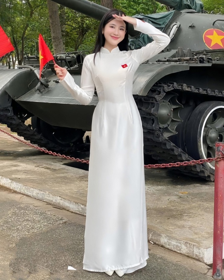 Tà áo dài truyền thống nổi bật hơn nhờ hình thêu quốc kỳ trên ngực áo. Dịp này, hàng loạt local brand đồng loạt cho ra mắt các mẫu áo dài phù hợp không khí đại lễ.