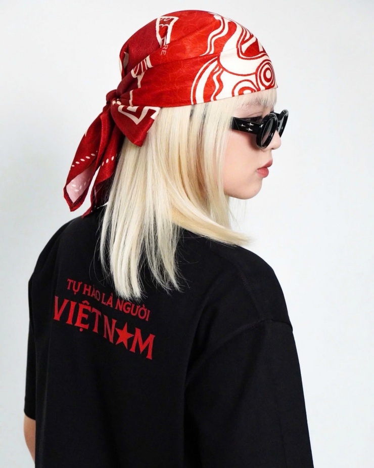 Gen Z còn thể hiện niềm tự hào là người Việt qua các mẫu trang phục, phụ kiện mang tinh thần streetwear, phù hợp xu hướng chung của thế giới.