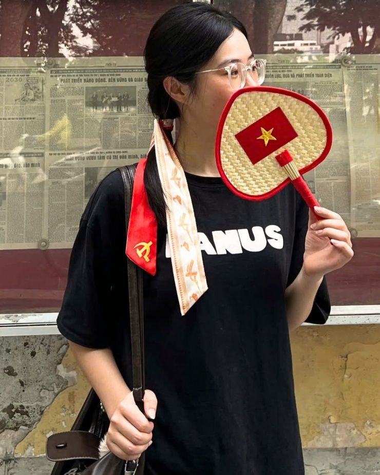 Các mẫu quạt, ốp lưng, mũ... đồng loạt thành cơn sốt, thích hợp với những người dự định 'cắm trại' qua đêm để chờ xem diễu binh diễu hành dịp 2/9.