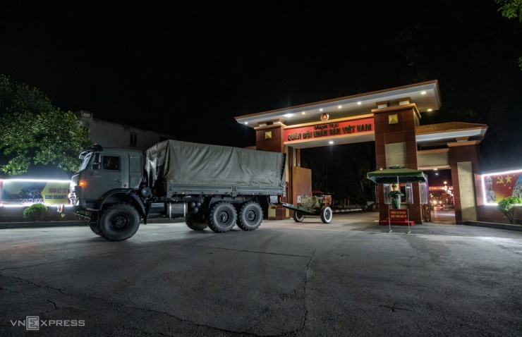 Chuyển 15 khẩu đại bác về sân vận động Mỹ Đình trong đêm - 5