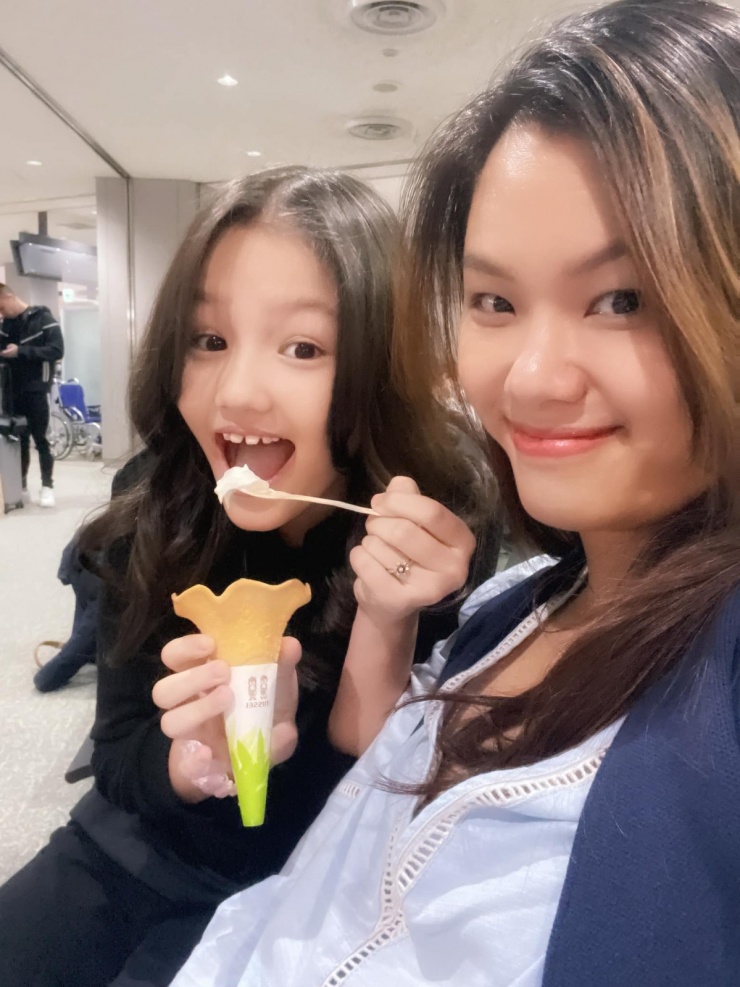 'Ailani được nuôi dưỡng trong hai nền văn hóa là một món quà lớn dành cho bé. Tôi mong con lớn lên với trái tim rộng mở, tự hào về cội nguồn và biết trân trọng những điều đẹp đẽ trong cuộc sống', Phương Vy nói.