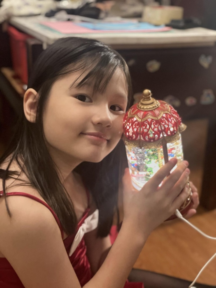 Vợ chồng ca sĩ cũng thường đưa con tham gia các hoạt động dã ngoại, lớp workshop làm đồ thủ công và giao tiếp, giúp bé dạn dĩ và phát triển tư duy rộng mở.