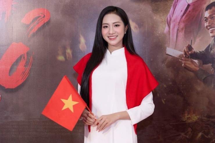 Hà Trúc Linh, Á hậu Châu Anh xúc động khi xem phim &#39;Mưa đỏ&#39; - 1