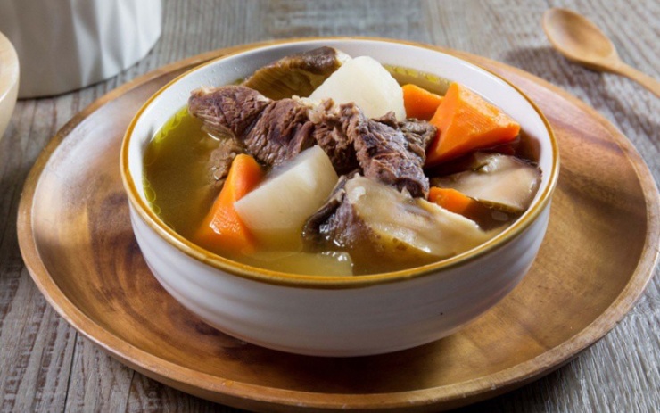 Bạn có thể nấu canh sâm đất cực kỳ mới lạ và ngon miệng. Khi nấu canh, sâm có vị ngọt, bùi lại thanh mát, hòa cùng vị ngọt thanh của xương hầm sẽ khiến cho cả nhà bạn mê tít.