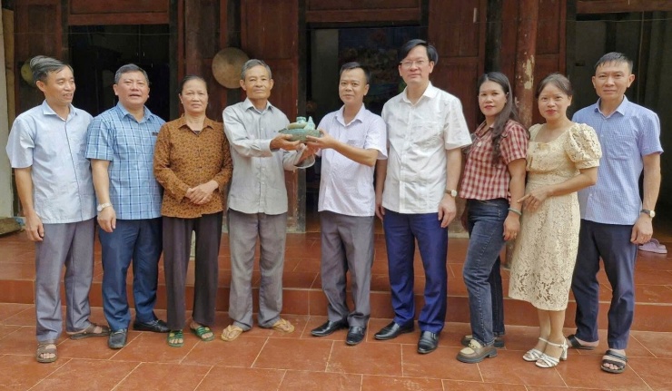 Ông Nguyễn Hữu Long bàn giao cổ vật cho chính quyền địa phương.