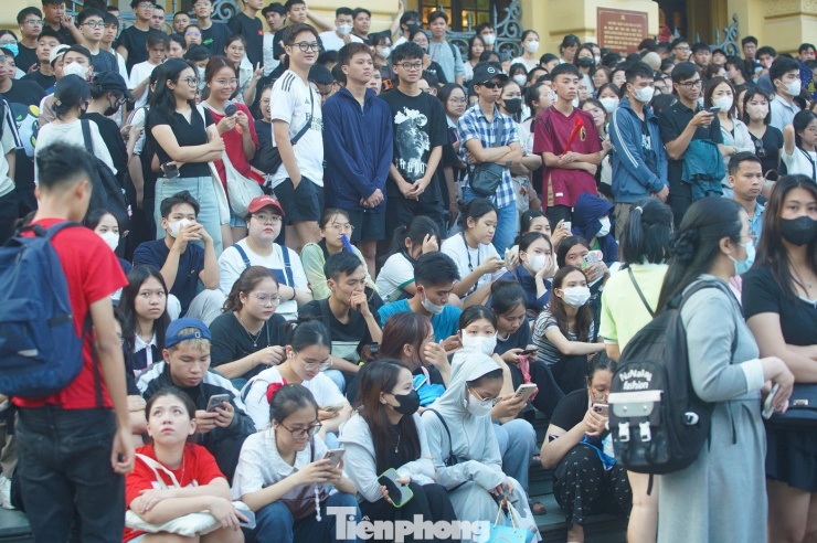 Khung cảnh đợi chờ trước Nhà hát Lớn. Nhiều người lộ dấu hiệu mệt mỏi khi xếp hàng từ sáng sớm.