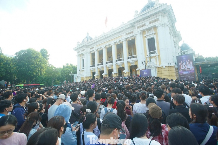 Vé miễn phí xem concert Việt Nam trong tôi bắt đầu được phát từ 9h sáng 20/8 tại Nhà hát Lớn Hà Nội. Theo ghi nhận của Tiền Phong từ 7h sáng, trước cổng Nhà hát Lớn Hà Nội đã có hàng nghìn người đứng đợi.
