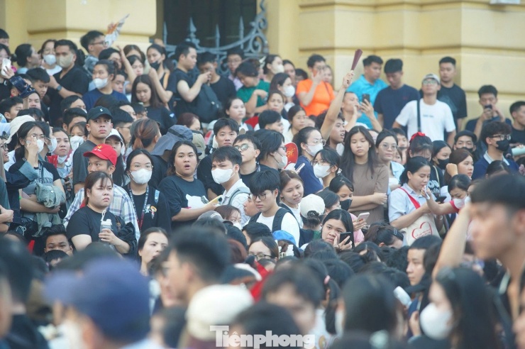 Ban tổ chức chương trình có bố trí người hướng dẫn, sắp xếp cho khán giả đứng đợi lấy vé nhưng không so được với số lượng hàng nghìn người chờ đợi. Lực lượng chức năng cũng được huy động để hỗ trợ ban tổ chức trong ngày phát vé đầu tiên.