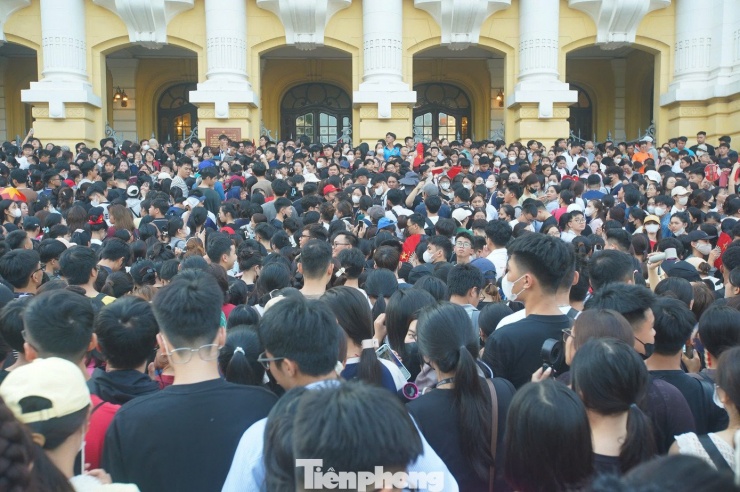 Vé concert sẽ được phát trong 3 ngày từ 20-22/8 tại Nhà hát Lớn Hà Nội. Thời gian nhận vé buổi sáng từ 9h-11h30, chiều từ 13h-16h30. Mỗi ngày, ban tổ chức sẽ phát hành 3.000 vé. Mỗi người được nhận tối đa 2 vé. Công dân Việt Nam từ đủ 14 tuổi trở lên mang theo căn cước công dân (CCCD) bản gốc để nhận vé.