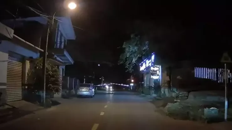 Barie tự động hạ xuống để báo hiệu có tàu sắp đến. Ảnh cắt từ clip