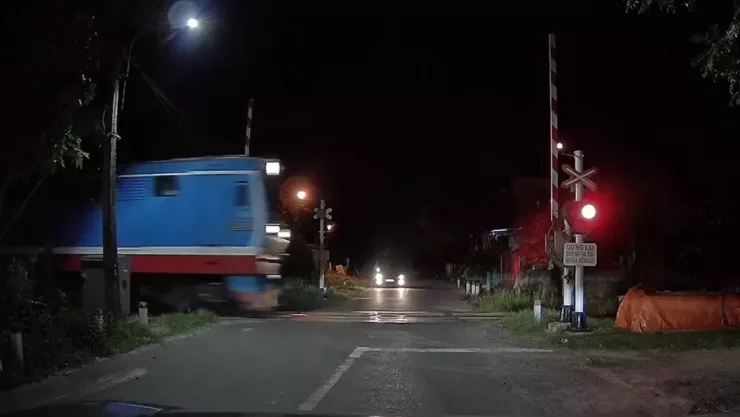 Sau đó, barie tự động mở ra thì bất ngờ đoàn tàu lao đến. Ảnh cắt từ clip