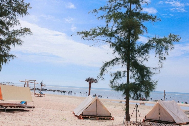 Cắm trại, lặng yên nghe tiếng sóng bên bờ biển. Ảnh Sovabatravel
