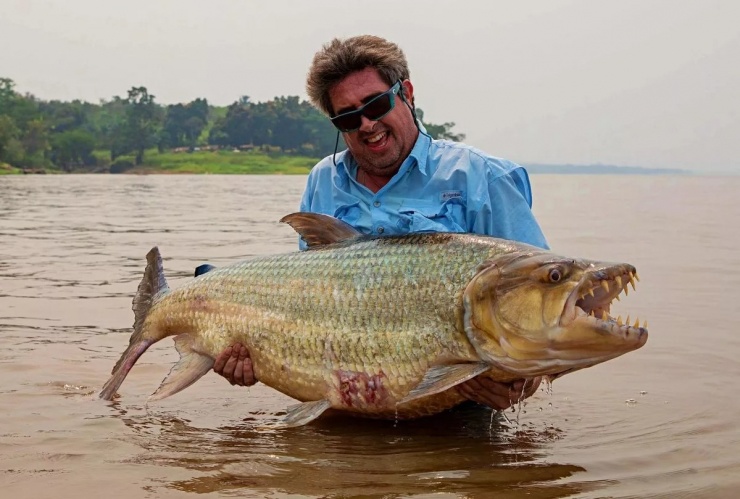 Gary Newman chụp ảnh cùng con cá khổng lồ trên sông Congo (Ảnh: Boroma fishing&Mbenga Congo/Facebook)