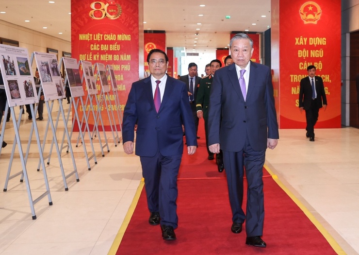 Thủ tướng Phạm Minh Chính đón Tổng Bí thư Tô Lâm đến dự lễ kỷ niệm 80 năm thành lập Chính phủ. Ảnh: Nhật Bắc