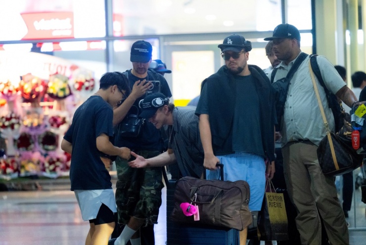 Nhiều fan chạy đến chụp ảnh, trò chuyện với Kid Laroi. Rapper được đánh giá thân thiện, vui vẻ khi hạ thấp người bắt tay fan.
