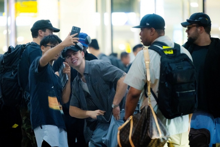 Rapper Australia bất ngờ xen lẫn xúc động khi biết fan nam đợi anh tại sân bay suốt 5 tiếng. Chàng trai này yêu mến Kid Laroi khi anh còn là thiếu niên chập chững vào nghề, thuộc nằm lòng EP đầu tay 14 With a Dream của anh và nhiều hit suốt 8 năm hoạt động nghệ thuật.