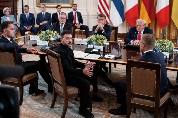Tổng thống Ukraine Volodymir Zelensky và các nhà lãnh đạo châu Âu khác trong cuộc gặp Tổng thống Mỹ Donald Trump tại Nhà Trắng, ngày 18/8. (Ảnh: NYT)