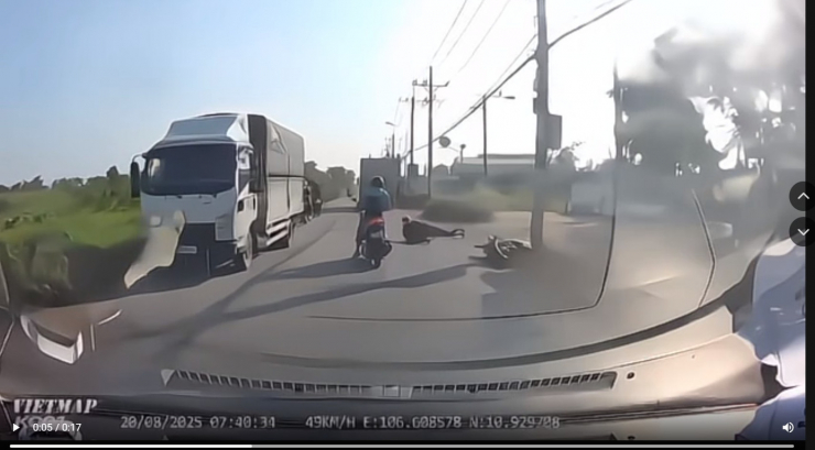 Người đi xe máy ngã nhào ra đường, may mắn chỉ bị thương nhẹ.