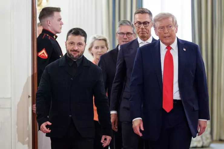 Tổng thống Mỹ Donald Trump (phải) đi cùng Tổng thống Ukraine Volodymyr Zelensky (trái) và các nhà lãnh đạo châu Âu (hàng phía sau) tại Nhà Trắng ngày 18-8. Ảnh: Tom Brenner/THE WASHINGTON POST
