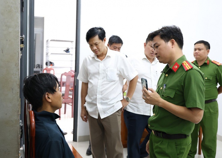 Đại tá Nguyễn Nhật Trường, Phó Giám đốc Công an tỉnh (thứ 2 từ trái qua), chỉ đạo công tác điều tra, truy bắt đối tượng tại hiện trường.