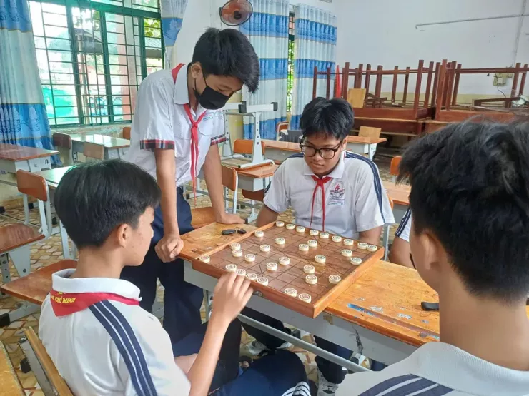 Giờ ra chơi của học sinh Trường THCS Trường Thạnh khi không sử dụng điện thoại. Ảnh: NTCC