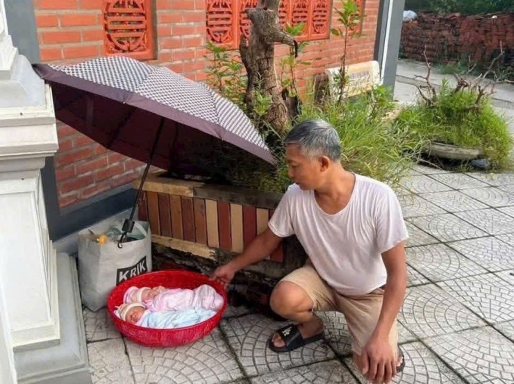 Hai bé sơ sinh bị bỏ rơi trước cổng chùa được người dân phát hiện