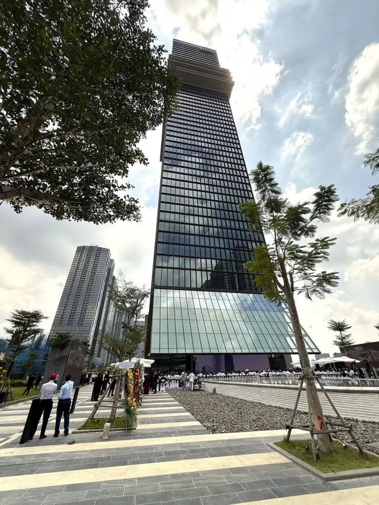 Saigon Marina IFC có chiều cao 240 mét, gồm 55 tầng. Đây là một dự án mới vừa được khánh thành và đã thay thế Vietcombank Tower để trở thành tòa tháp cao thứ 3 tại TP.HCM. Tòa tháp Vietcombank Tower có chiều cao 206 mét, gồm 35 tầng. Ảnh: PM