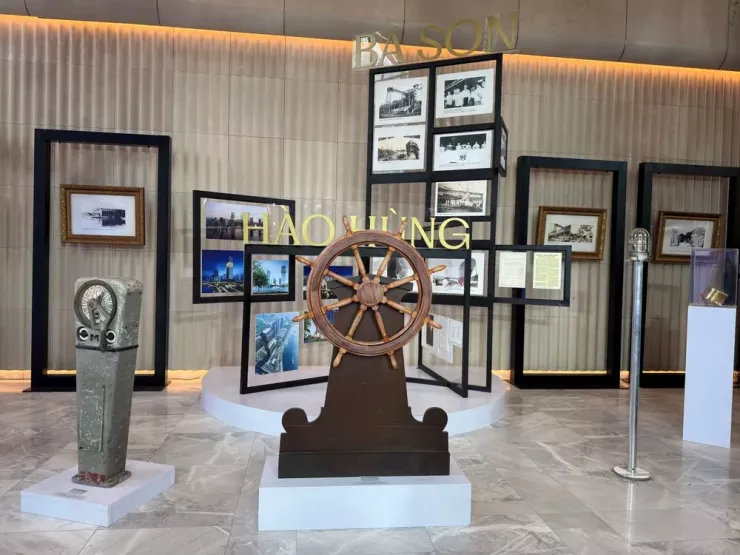 Những kỷ vật của cha ông được trưng bày trang trọng ngay sảnh tòa tháp Saigon Marina IFC. Ảnh: PM