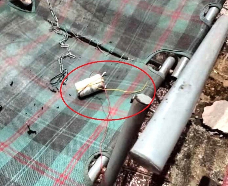 Cục sạc có hai dây nối vào hai điện thoại