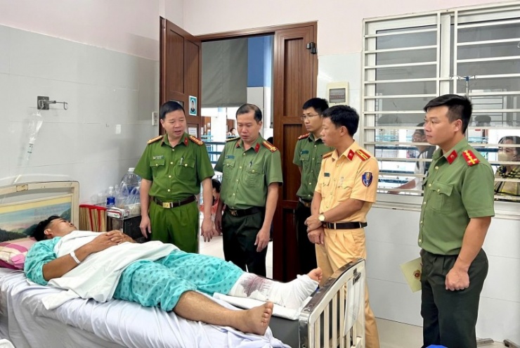 Đại tá Nguyễn Tường Vũ, Phó Giám đốc Công an tỉnh Lâm Đồng thăm hỏi, động viên Trung tá Nguyễn Hoàng Trung.