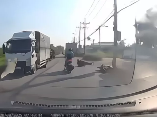 [Clip] Xe tải rời hiện trường sau khi hất người đi xe máy ngã nhào xuống đường