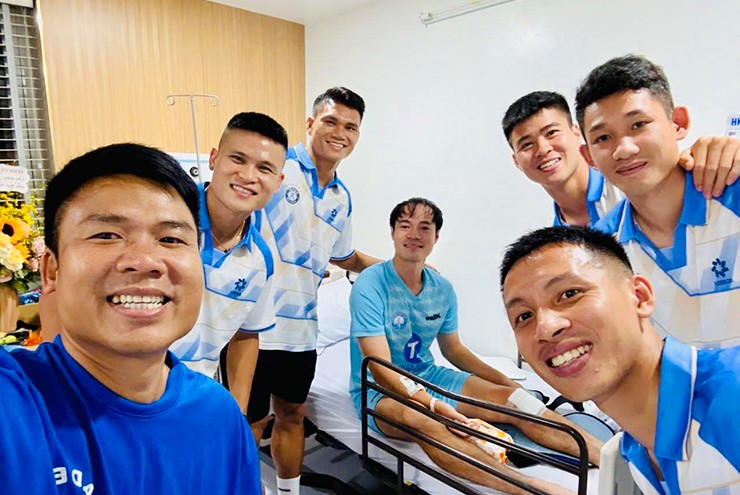 Chủ tịch Văn Toàn nhắn “người thương” khi xuất viện, vợ Duy Mạnh mời kem miễn phí dịp A80