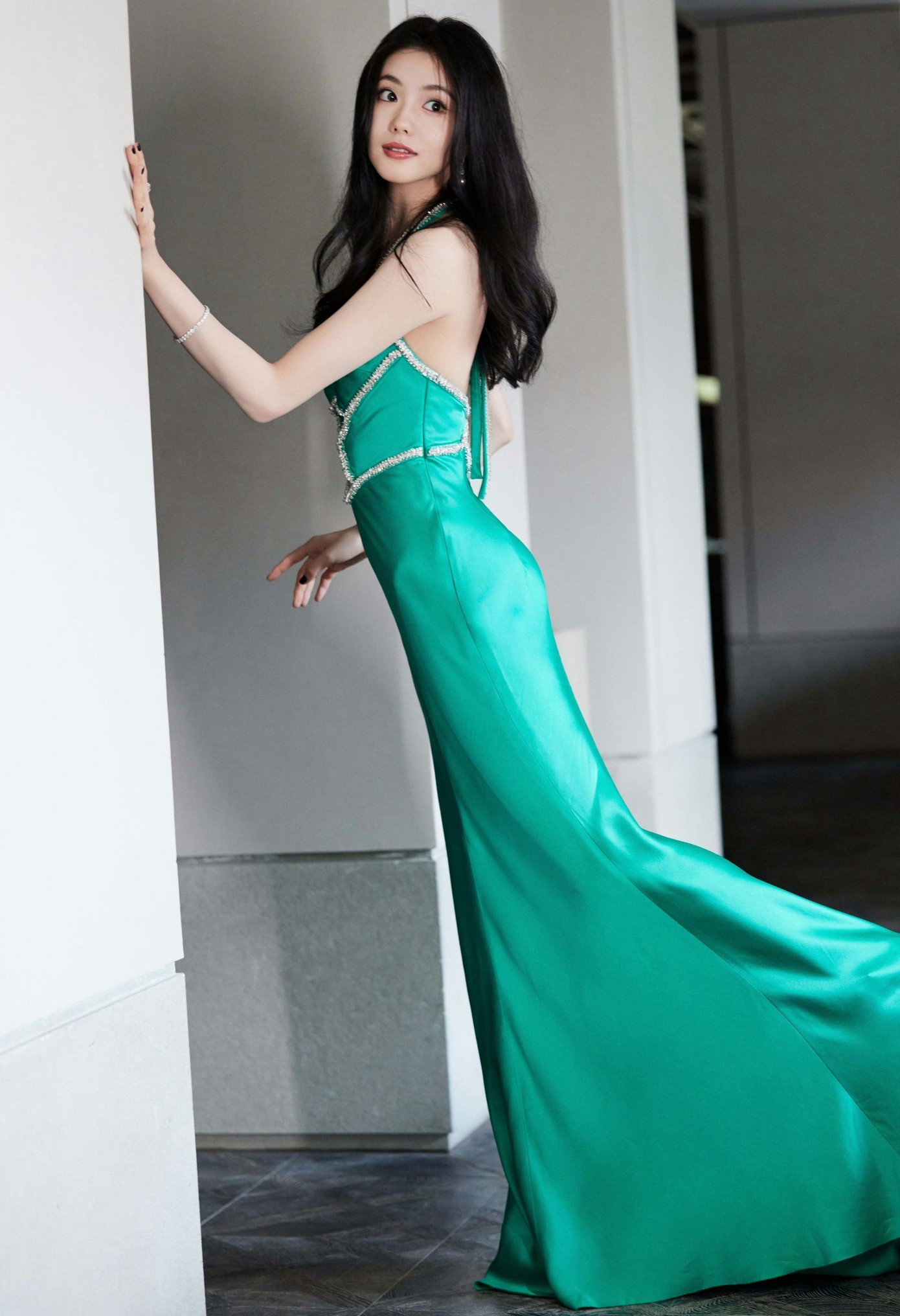 Lưu Hạo Tồn vừa đóng máy dự án Nhân vật chính , trong đó cô vào vai một diễn viên trẻ giữ gìn sân khấu kinh kịch. Đây là dự án lớn hứa hẹn bùng nổ trong tương lai. Lưu Hạo Tồn được đạo diễn Trương Nghệ Mưu phát hiện và bồi dưỡng. Cô được đánh giá có ngoại hình đẹp rất hợp với màn ảnh rộng, diễn xuất giàu cảm xúc đặc biệt trong các cảnh khóc. Nhờ sự nâng đỡ của "quốc sư giới nghệ thuật Trung Quốc" Trương Nghệ Mưu, con đường sự nghiệp của Lưu Hạo Tồn khá suôn sẻ.