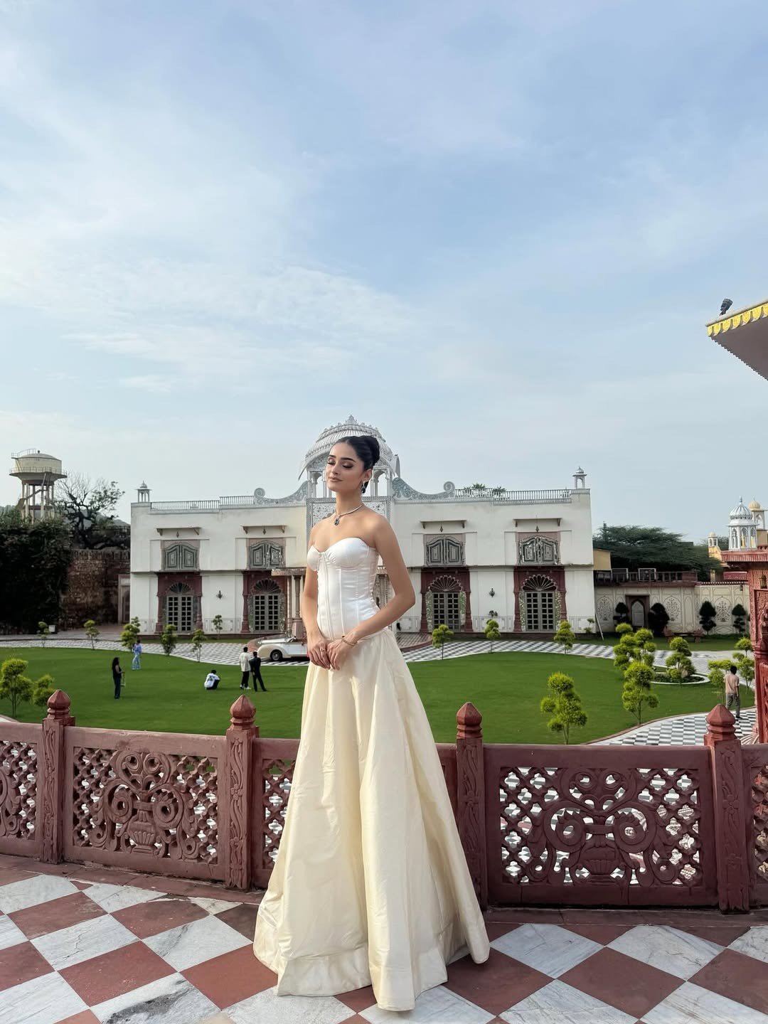 Manika tốt nghiệp Học viện Sinh viên Quốc gia (NCC). Cô còn được biết tới là một vũ công cổ điển và họa sĩ tài năng.