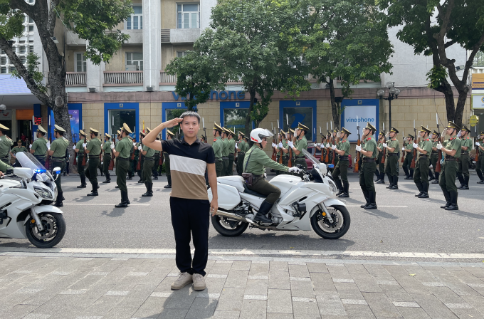 Anh Nguyễn Duy Hùng, 25 tuổi, ở phường Hà Đông, Hà Nội chụp ảnh kỷ niệm với các đơn vị thuộc Bộ Tư lệnh Cảnh vệ luyện tập tại khu vực hồ Hoàn Kiếm (Hà Nội) đầu tháng 8/2025. Ảnh: Nhân vật cung cấp