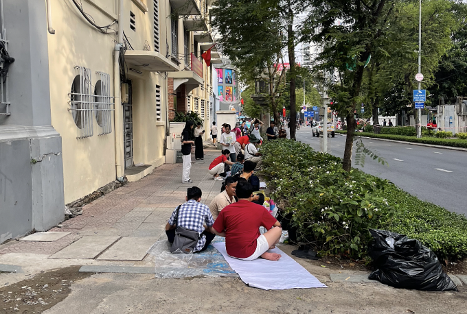 Người dân bắt đầu xếp hàng giữ chỗ trên đường Nam Kỳ Khởi Nghĩa, quận 1, TP HCM, từ 15h ngày 29/4, dự định xuyên đêm để kịp xem diễu binh chính thức vào sáng 30/4. Ảnh: Nhân vật cung cấp
