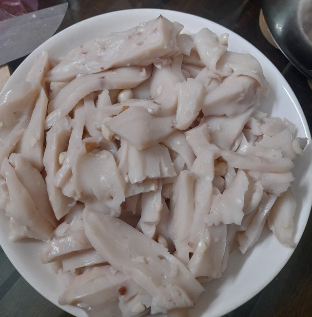 Từ món bánh đúc chấm tương nguyên bản, người Hà thành đã làm ra nhiều món bánh đúc ngon miệng, trong đó có bánh đúc nộm. Ảnh HM