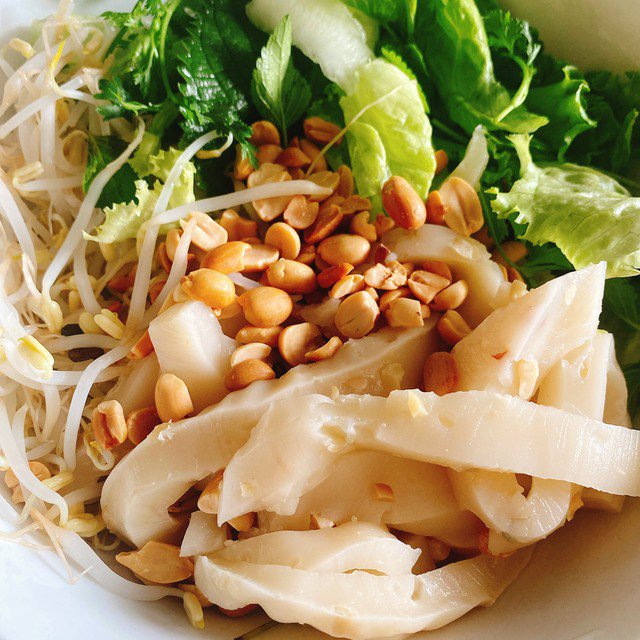 Bánh đúc nộm thường được ăn kèm cùng các loại rau thơm, giá, lạc