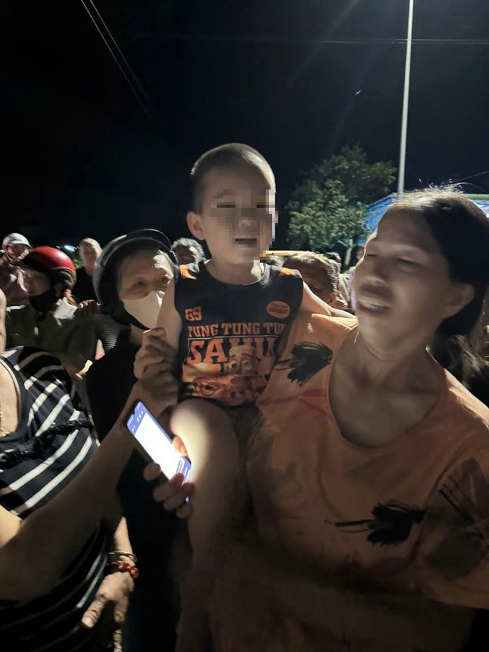 Chị T.H. xúc động khi tìm thấy con trai 3 tuổi đi lạc trong đêm