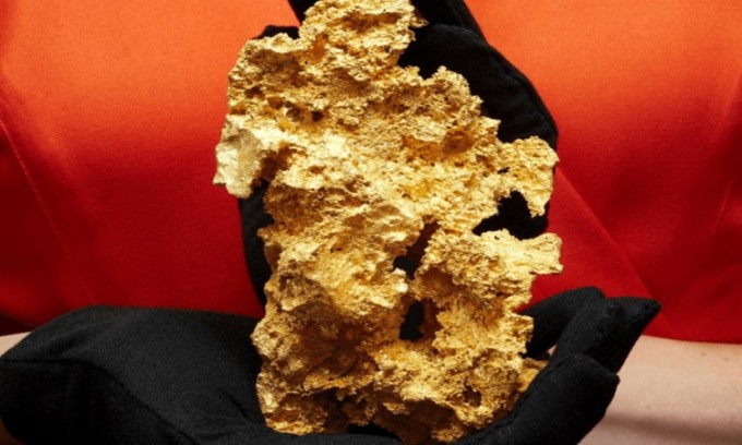 Vàng tinh thể thường có cấu trúc hình lập phương, bát diện hoặc phân nhánh giống cây. Ảnh: Heritage Auctions