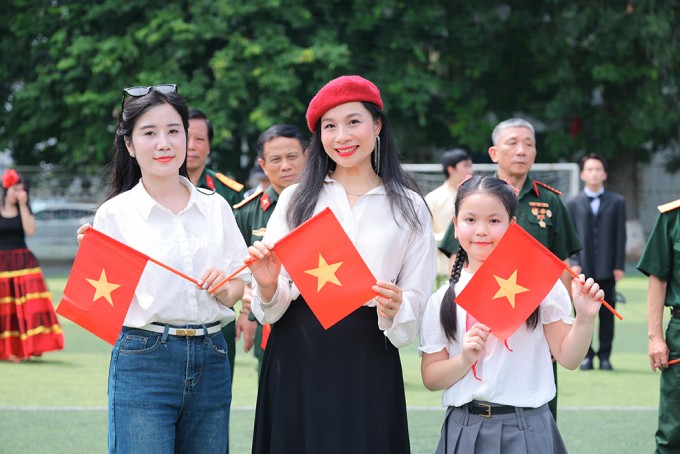 MV được quay tại nhiều địa điểm ở Hà Nội và hoàn thành trong hơn 2 tháng. Ảnh: HANU