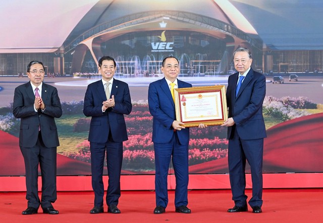 Tập đoàn Vingroup đón nhận Huân chương lao động hạng Nhất. Nguồn: Vingroup