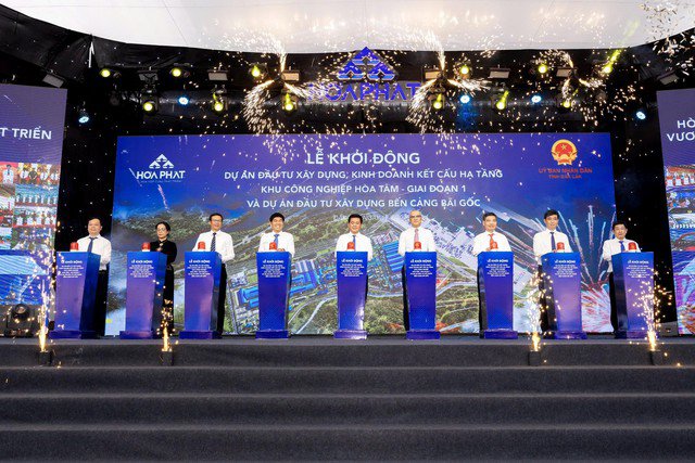 Đại diện Bộ Công Thương, ban ngành Trung ương, lãnh đạo tỉnh Đắk Lắk và Tập đoàn Hòa Phát cùng bấm nút khởi động dự án Nguồn: Hòa Phát