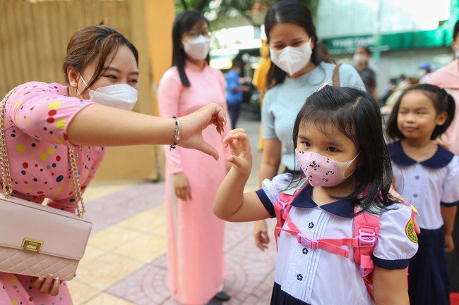 Học sinh lớp 1 sẽ đến trường vào hôm nay 20-8. Ảnh: Hoàng Triều